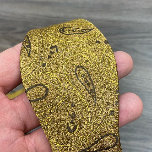 Robert Talbott NWT Gold Paisley Bowtie - Picture 4 of 4